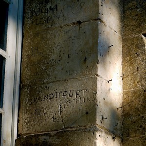 Contour de fenêtre en pierre avec inscriptions gravées - Belgique  - collection de photos clin d'oeil, catégorie rues